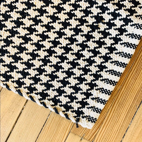 BLACK AND CREAM HOUNDSTOOTH RUG - Picture 4 of 4